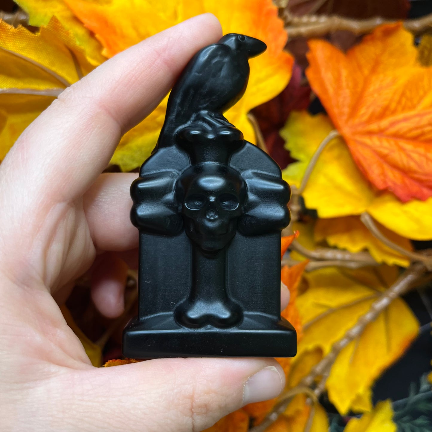 Lapide con corvo in ossidiana