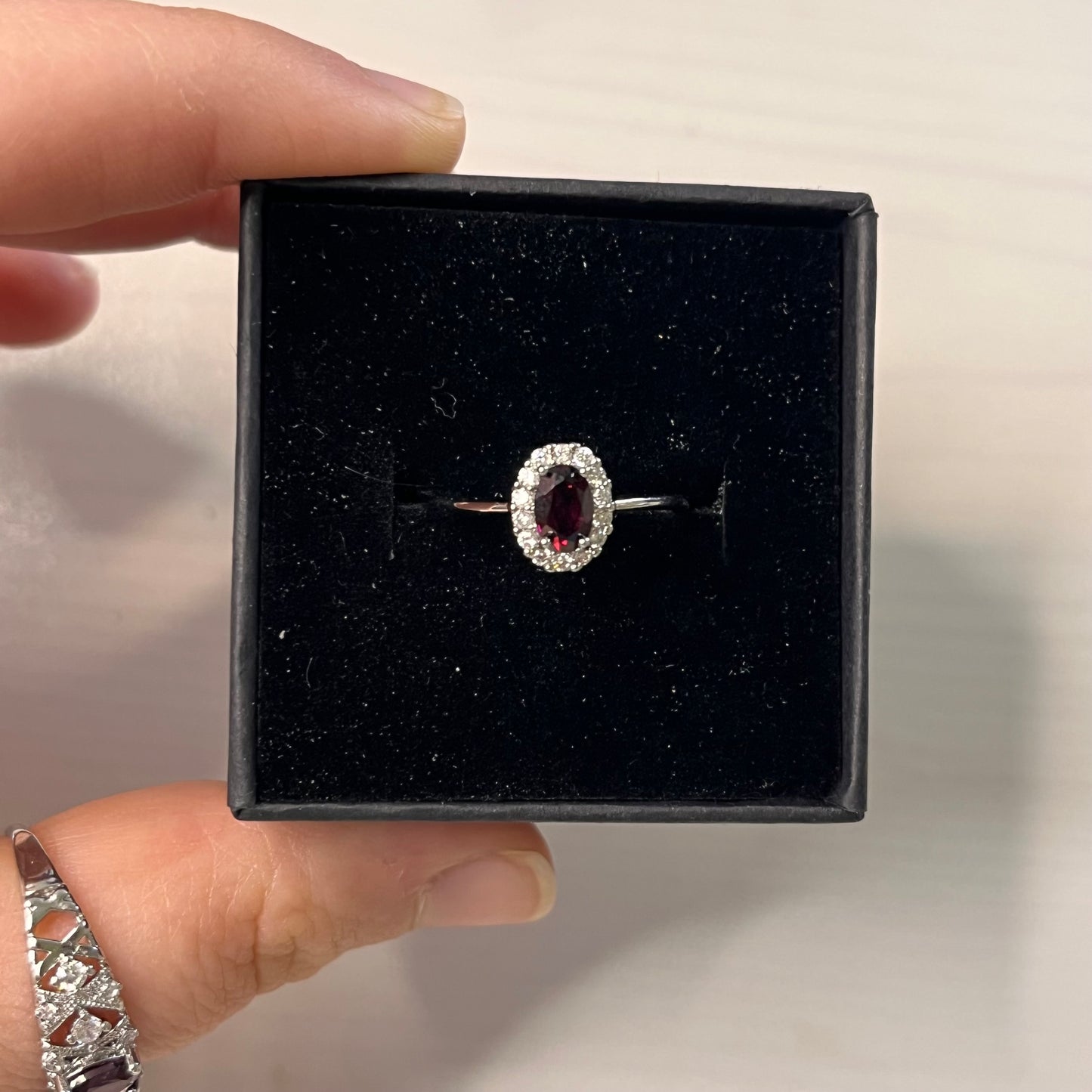 Anello ovale in granato (rame placcato argento)