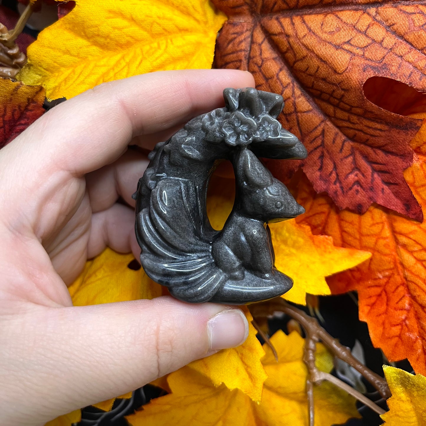 Volpe con coda a mezzaluna in diversi materiali