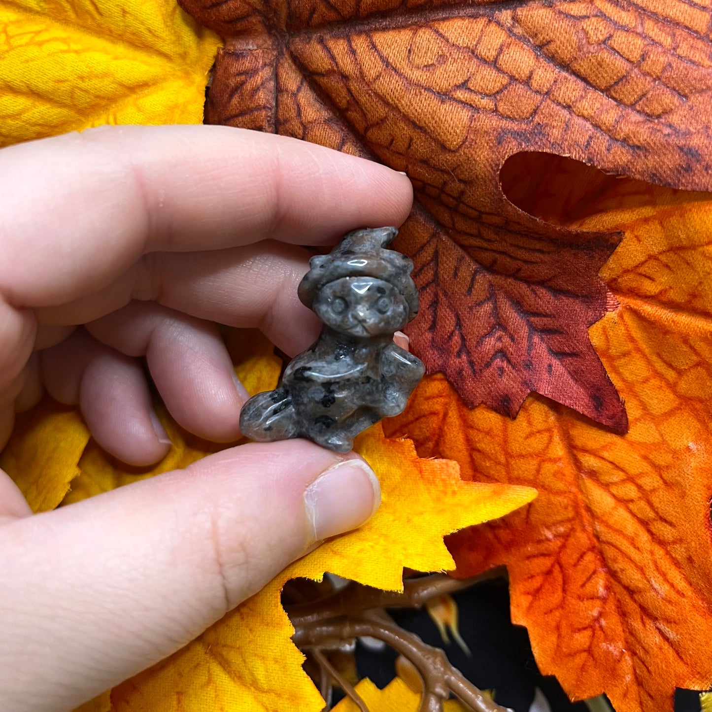 Gattino su scopa in yooperlite