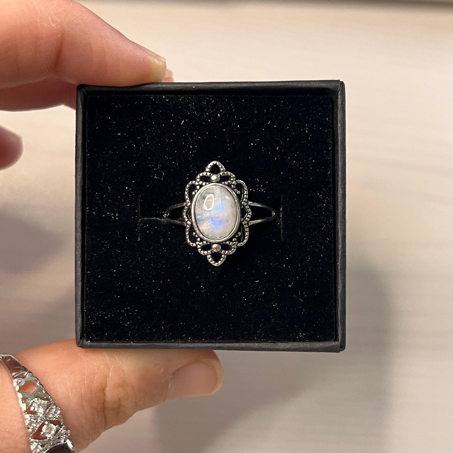 Anello in pietra di luna bianca (rame placcato argento)