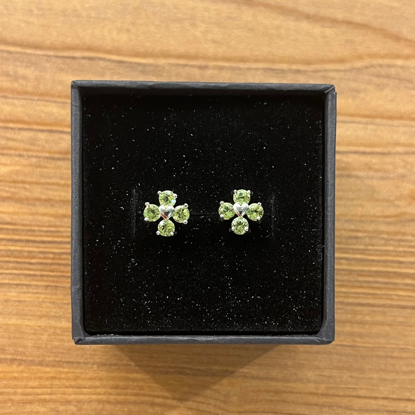 Orecchini in acciaio inox con peridoto a forma di quadrifoglio