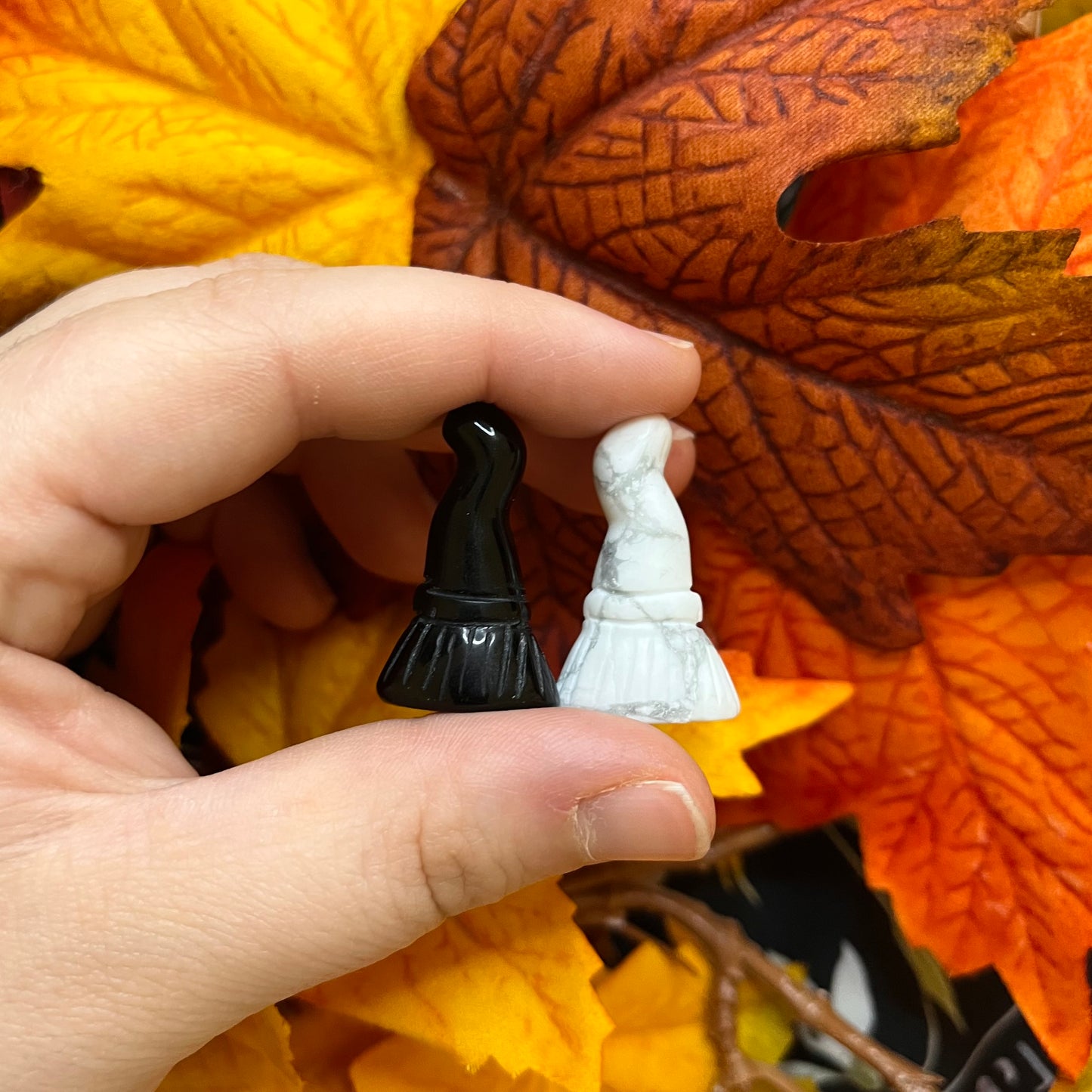 Scopine in howlite/ossidiana