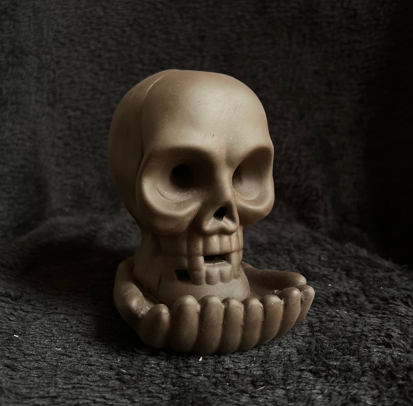 Brucia incensi riflusso teschio con luce