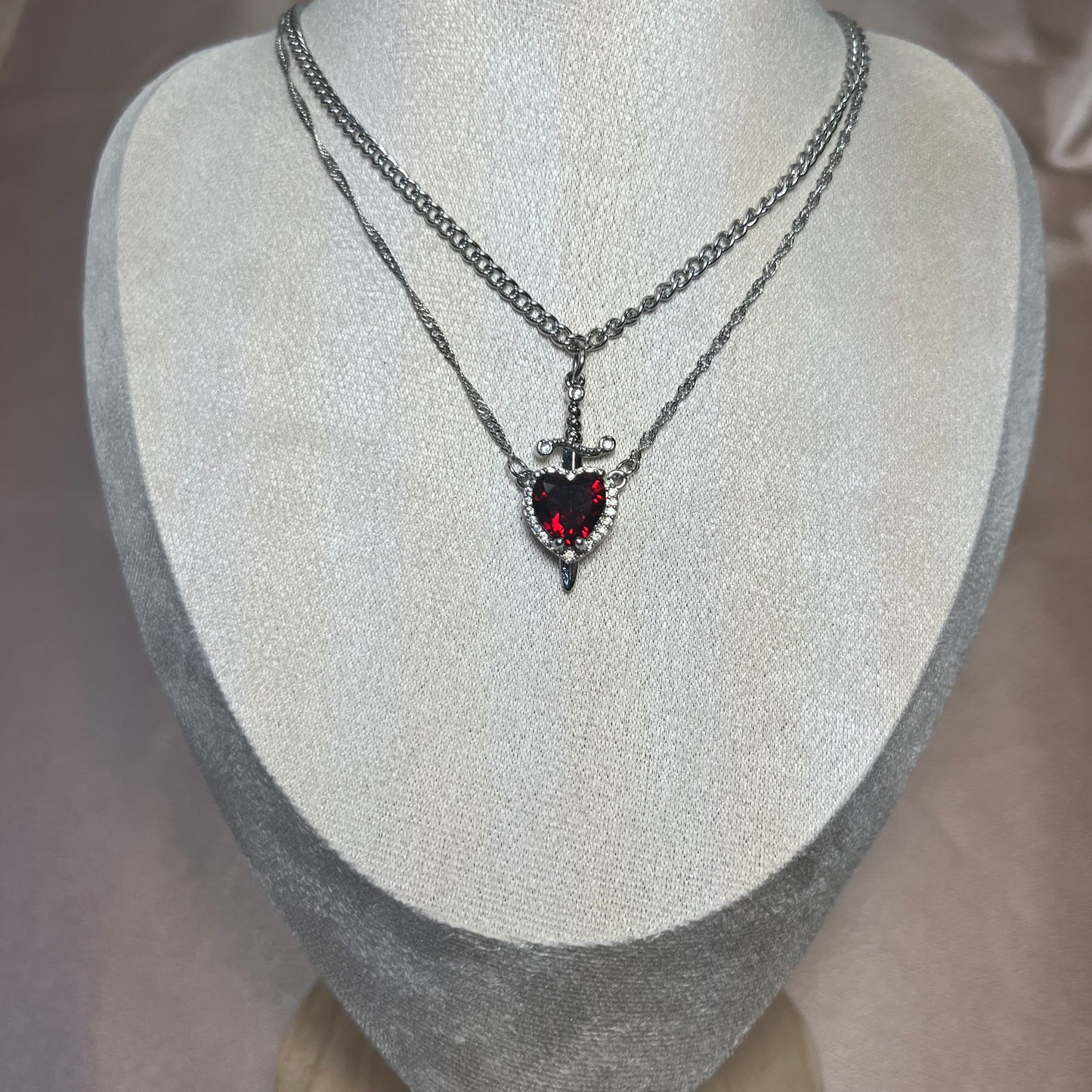 Collana con cuore e spada
