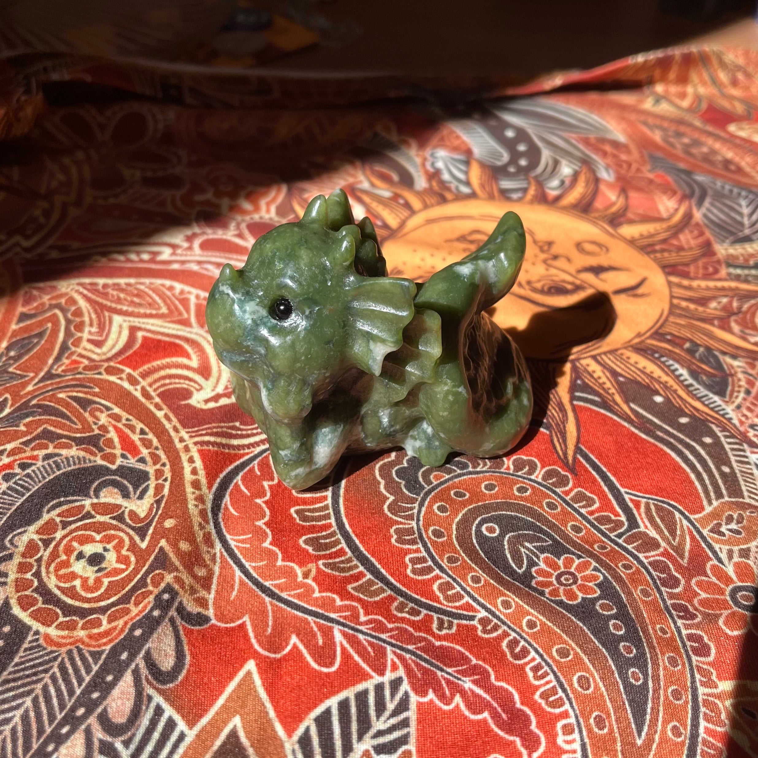 Draghetto sognatore in giada verde