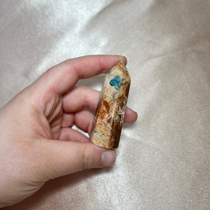 Torri in pietra del sole con apatite