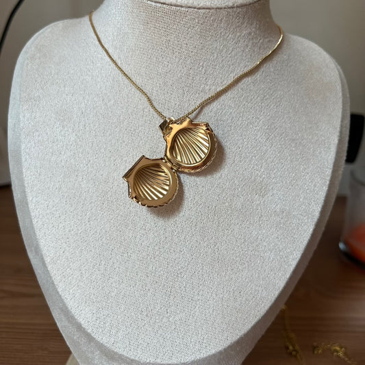 Locket a conchiglia