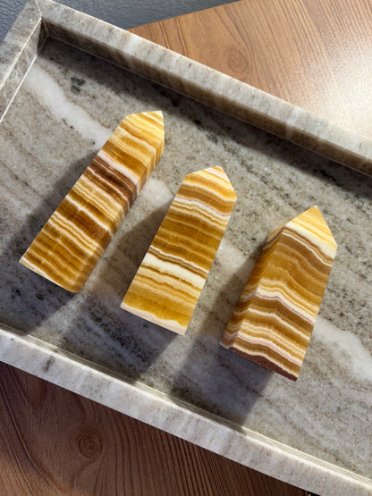 Obelischi in calcite arancione