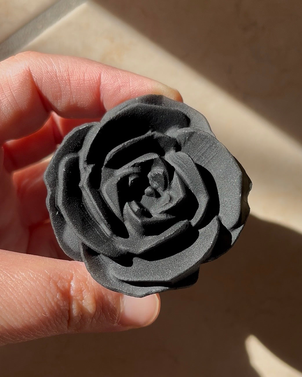 Rosa in ossidiana nera