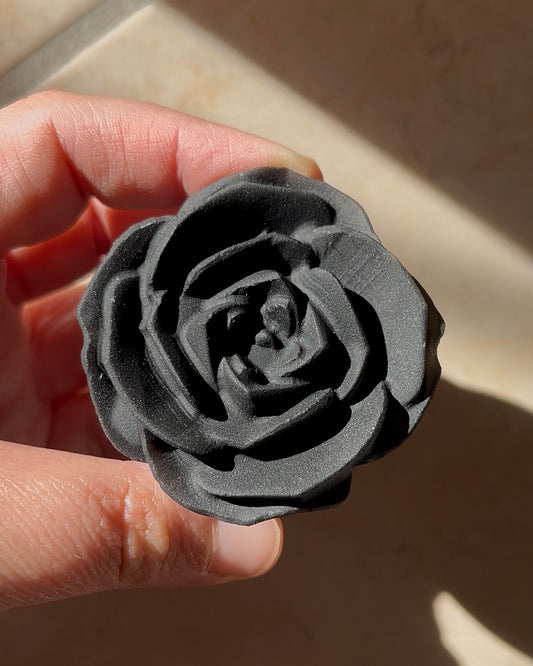 Rosa in ossidiana nera