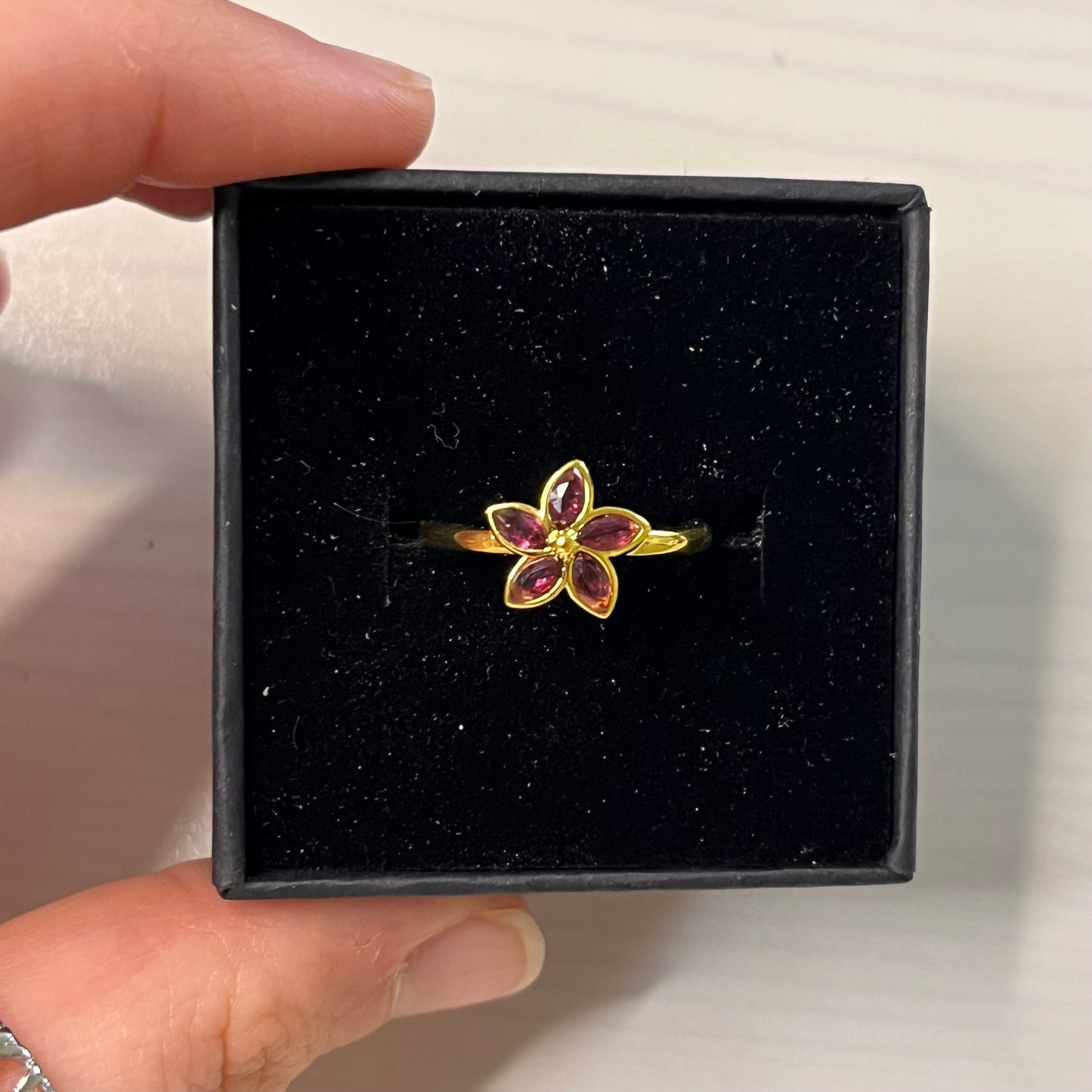 Anello fiore in granato (rame placcato oro)