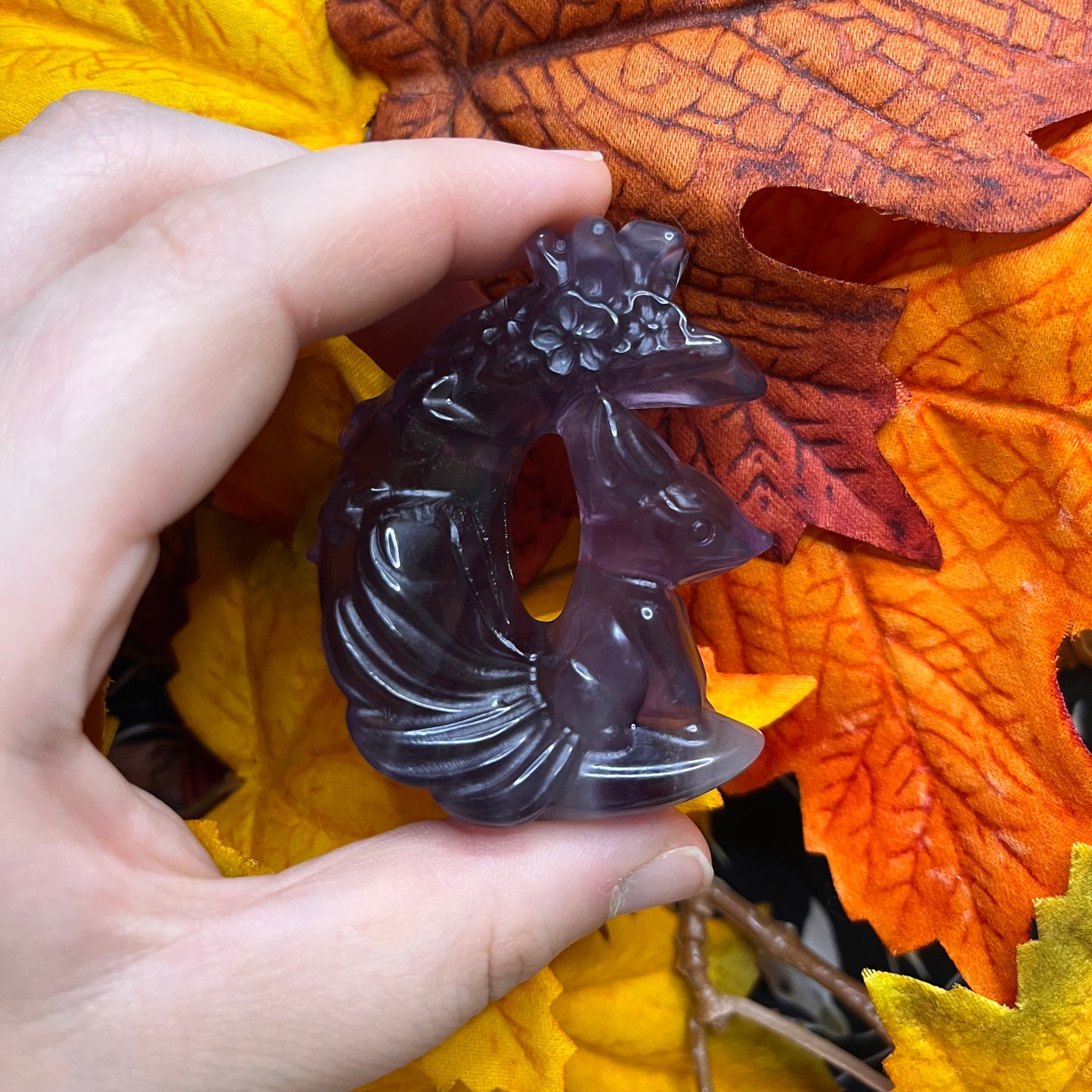 Volpe con coda a mezzaluna in diversi materiali