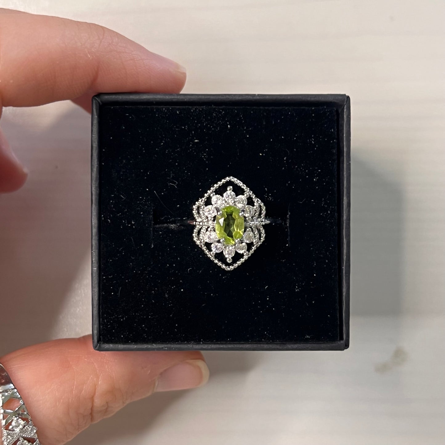 Anello in peridoto (rame placcato argento)