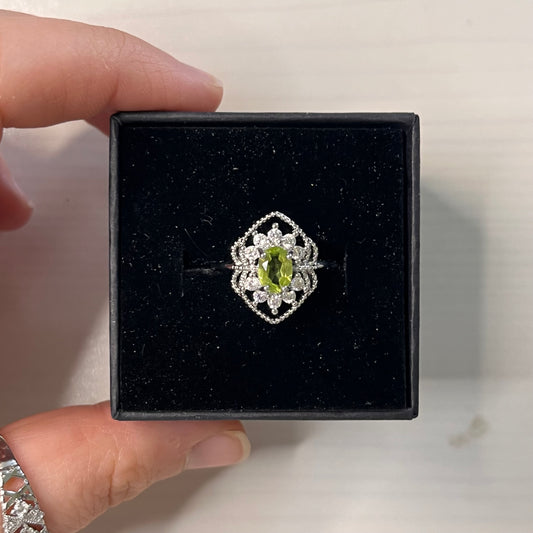 Anello in peridoto (rame placcato argento)