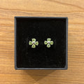 Orecchini in acciaio inox con peridoto a forma di quadrifoglio