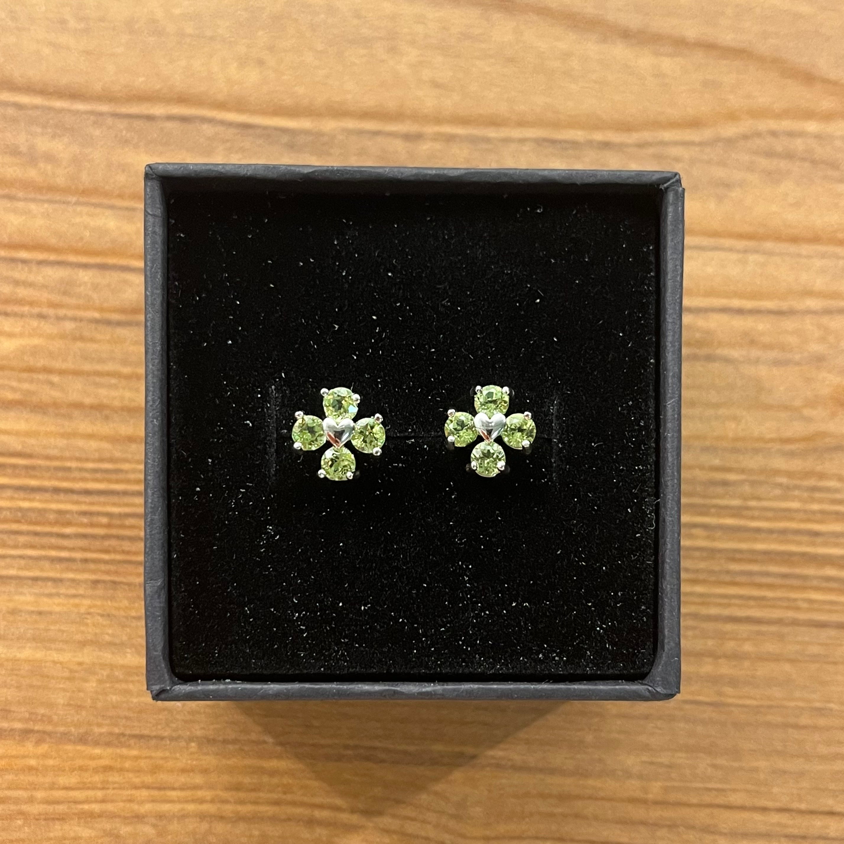 Orecchini in acciaio inox con peridoto a forma di quadrifoglio