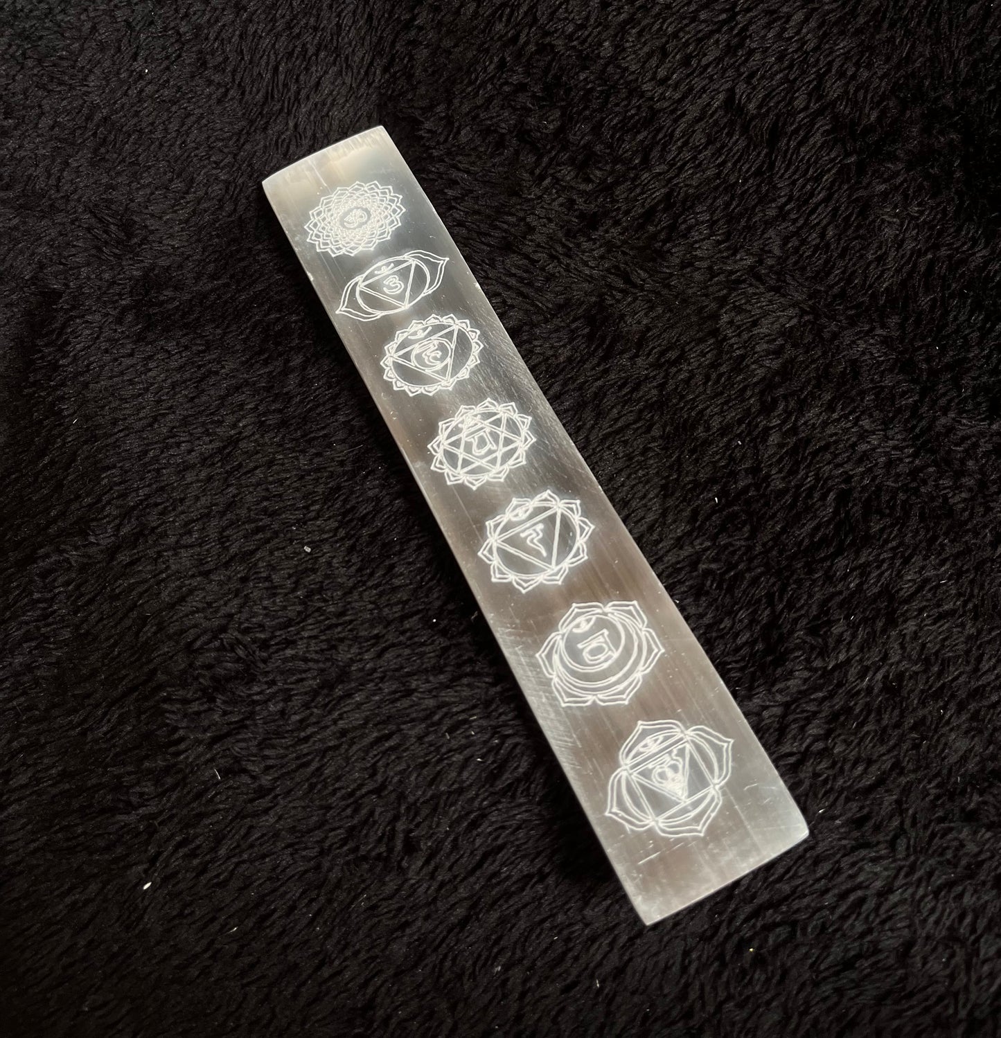 Piastra in selenite con i 7 Chakra